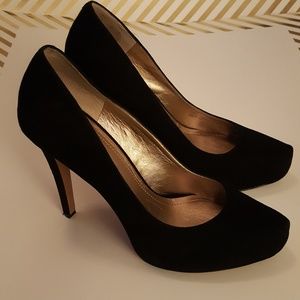 Black pumps